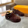 Aspen Platform CLOG Black Debosed Suede Calf Leather and Shearling Treaded Micro Outrole Fårskinn Foder Törslor Slippare Bekväma tofflor Sandaler 04