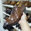 Luksusowe włoskie skórzane sukienki Mężczyźni Masna kratowa druk koronkowy czarny brązowy biuro weselny buty formalne buty Oxford dla mężczyzn 240102