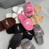 2024 Nouveau hiver extérieur cheville chaudes chaussures décontractées de pantoufle cadeau de peluche pelucheux peluches noires de sandal blanc sandaux de la glissade de sandal teze broder flou sandale diapositive