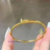 Designer Bangle Pneumatici per auto per donne e uomini Gioielli 999 Full Gold Trend Fashion Nail Bracciale Elastico Testa Coda con diamante Avere scatola originale