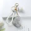 Porte-clés de voiture avec pompon en forme de cœur en diamant exquis, joli pendentif créatif pour hommes et femmes, ornements de sac en forme de cœur.