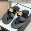 2024 Novo Flip Flop Chinelos Casual Sapato Moda Flat Mule Homens Ao Ar Livre Soft Couro Sliders Sandália Metal Logo Verão Praia Mulheres Designer Slide Sports Sandale com caixa