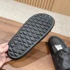 2024 New Fashion Women Slippers Baterfront Sandals en relief Homme Summer plage extérieure Flat Casual Shoe Luxurys Designer Rubber Lady Gift Men Black Slide Sliders Mule