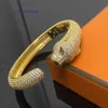 Neue Marke von Autoreifen, klassisches Designer-Armband, eingelegt mit Diamant-Leopardenkopf-Armband, grünes Auge, vollgoldenes Material, Federöffnung, edel, mit Originalverpackung