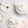 Set di tazze da tè e piattini europei Tazza da caffè in ceramica floreale con piatto da dessert Tazze pomeridiane in rilievo con rose retrò 240102