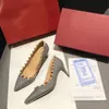 Sandalias de tacón con punta en pico para mujer, zapatos individuales con remaches de diseñador, moda clásica para fiesta y vacaciones, diseños superiores