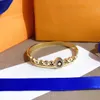 Pulseras de marca para mujer Diseñadores de brazaletes Joyería de letras Cuero de imitación Pulsera de acero inoxidable chapada en oro de 18 quilates Regalos de joyería de boda para mujer J12150