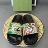 Designer Slides Pantofole Suola Piatta Floreale Fiore Animali Design Sandali Moda Lusso Italia Marchi Camera Mocassini da esterno Pantofole in gomma Sabot con plateau in pelle