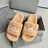 2024 Nouveau hiver extérieur cheville chaudes chaussures décontractées de pantoufle cadeau de peluche pelucheux peluches noires de sandal blanc sandaux de la glissade de sandal teze broder flou sandale diapositive