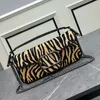 Bolso cruzado de leopardo Carteras de diseñador 27 cm Manija desmontable Cadena en el interior Letras de moda Botón magnético Bolsos de hombro con solapa para mujer Bolsos pequeños Monedero