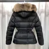 Stilvolle weiße Daunenjacke für Damen. Winter-Damenjacke. Mantel. Echtpelzkragen. Warmer modischer Parka mit Gürtel. Slim-Fit-Mantel für Damen. Große Taschen. Z6