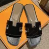 Sandalia de diseñador Playa Clásico Sandalia plana Lujo Verano Señora Cuero Chanclas Hombres Mujeres Zapatilla sexy 35-41 Sandalias 240223