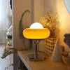 Tafellampen Nordic Egg Tart Lamp in Japanse stijl Bruin Retro Romig Witte Lampenkap Ijzeren Bodem Slaapkamer Nachtkastje Decoratie