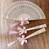 Dekoracyjne figurki 50pcs spersonalizowane przysługę prezenty Baby Shower urodzinowe przyjęcie weselne drewniane składane fani ręki z tassel wstążką oganza