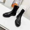 Tasarımcı, Popüler Stil Yards 35-41 için ayakkabı boyunca kusursuz ayrıntı işçiliğine sahip klasik botlar indie stilini önerir.