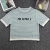 Pulls pour femmes Designer MM Summer T-shirt tricoté doux 2024 Nouveau mince petit frais court à rayures polyvalent haut pour les femmes C8FI