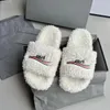 2024 Nouveau hiver extérieur cheville chaudes chaussures décontractées de pantoufle cadeau de peluche pelucheux peluches noires de sandal blanc sandaux de la glissade de sandal teze broder flou sandale diapositive