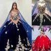 Платья Вышитое бархатное платье Quinceanera 2024 Съемная тюлевая накидка Золотое бальное платье с 3D цветочным принтом айвы Корсет Sweet 16 Жилет для вечеринки по случаю дня рождения