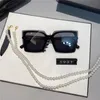Summer High Quality Famous Solglasögon överdimensionerade Flat Top Ladies Sun Glasses Chain Women Square Frames Fashion Designer med Packag3044