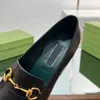 Mocazioni decorazioni con fibbia scarpe slip-on tallone tallone nero vitello avorio da donna pompe di moda di moda designer di lusso design di piedi quadrato carriera da ufficio tacchi alti