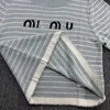 Pulls pour femmes Designer MM Summer T-shirt tricoté doux 2024 Nouveau mince petit frais court à rayures polyvalent haut pour les femmes C8FI