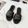 Diseñador París Mujeres Letra de metal Acolchado Textura Zapatillas Moda Marca Pisos Mulas Señoras de lujo Hebilla Piscina Playa Chanclas Deslizadores casuales
