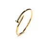 Uma pulseira de unhas clássica individualmente legal com design de nicho leve e luxuosa banhada a ouro que não desbota unissex HA5G