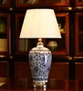 LED-dimbare blauwe en witte porseleinen tafellampen China Flower Chinese Cemaric bureaulamp Thuis Slaapkamer Bed Leestafel Licht2992290