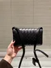 Tasarımcı Intecciato Dokuma Tokalı Kapalı Omuz Koyun Dinini Kadın Mini Crossbody Bag Koyu Kahverengi Retro Under Equil Under Koltuk Çantası Yüksek Kalite