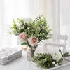 Dekorativa blommor konstgjorda bokhylla dekor eleganta rosor eukalyptus mittpunkt för hem kaffekök