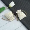 Enkelbanden 50 stuks aangepaste katoenen jute sieraden tas natuur canvas geschenkzakken voor ketting oorbel ring zeep organisator zakje bruiloft gunst