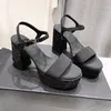 Designers sandaler skor plattform chunky klackar sandal mode kvinnor strass sommar hög klack sandaler toppkvalitet silk fårskinn party skor öppen tå ankel rem