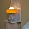 Tafellampen Nordic Egg Tart Lamp in Japanse stijl Bruin Retro Romig Witte Lampenkap Ijzeren Bodem Slaapkamer Nachtkastje Decoratie