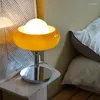 Tafellampen Nordic Egg Tart Lamp in Japanse stijl Bruin Retro Romig Witte Lampenkap Ijzeren Bodem Slaapkamer Nachtkastje Decoratie