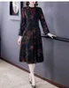 Sukienki swobodne 2024 Modna jedwabna drukowana spódnica francuska luźna ciasna kwiecista dolna jesień wszechstronna luksusowa długość kolan vestid