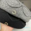 Berretti firmati da uomo di moda Cappelli da strada da donna Berretto piatto in lana di lusso lavorato a maglia con lettera brillante berretto invernale casual Berretto piatto in cashmere