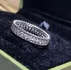 Eheringe von Frau und Mann, Liebesring, Valentinstag, Muttertag, voller Diamantring