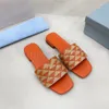Designer Slipper ricamato Slide di tessuto ricamato Slifori in pelle morbida Donne Triangolo Flat Sandalo Sandalo Slip Luxuria Slide di lusso