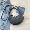 Packar nya 24SS Day Packs Crescent Moon Bag Trendy Underarm Bag Simple Women's Shoulder Bag Versatile Pending Bag Fashionable och Casua