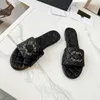 Diseñador París Mujeres Letra de metal Acolchado Textura Zapatillas Moda Marca Pisos Mulas Señoras de lujo Hebilla Piscina Playa Chanclas Deslizadores casuales