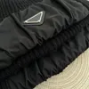 Moda unissex preto malha chapéus designer triângulo sinal náilon emenda chapéu frio masculino feminino resistente ao frio gorros curtos casual aba jaqueta boné
