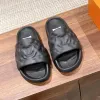 2024 New Fashion Women Slippers Baterfront Sandals en relief Homme Summer plage extérieure Flat Casual Shoe Luxurys Designer Rubber Lady Gift Men Black Slide Sliders Mule