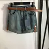 Grundläggande casual klänningar l Familjens sommarbokstavsbälte med midjeband fashionabla rullade ben denimshorts för kvinnors ljusa mogna stil