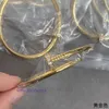 Braccialetti per pneumatici per auto di moda in vendita Bracciale per unghie con testa e coda in oro con diamanti Set di mani di alta edizione Set di stampe di parole perfette Coppia Micro Zirco Hanno la scatola originale