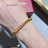 Bracciale di design classico di marca nuovo di pneumatici per auto, testa di proiettile, rivetto in oro, in movimento, moda personalizzata, stile di coppia neutro per riprese di strada con scatola originale