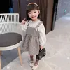 Set di abbigliamento 2024 Primavera Bambini Vestiti per ragazza Baby Outfit T-shirt Top Plaid Sstrap Abito per bambini Ragazze Compleanno