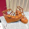 Nya kilsandaler Kvinnors lyxdesigners läder chunky gladiator klackade sandal kvällsfest skor fabrikskor