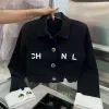 Nuovo designer di moda piccolo profumo Tasca con colletto polo Versione coreana Cappotto con lettera corta con fibbia in metallo