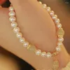 Charmarmband lyxiga sötvattenpärlarmband med naturliga Hetian Jade -pärlor unika eleganta modesmycken för kvinnliga stiltillbehör