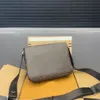 2024 New Design DISTRICT Clamshell Messenger Bag Men's Crossbody Bag Stylish and Versatile 25*20cm